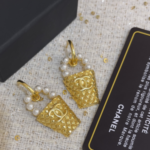 Chanel CC Logo Pearls Earrings Gold