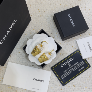 Chanel CC Logo Pearls Earrings Gold