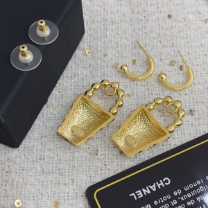 Chanel CC Logo Pearls Earrings Gold
