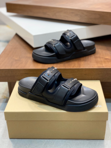 Christian Louboutin Daddy Pool Flat Leather Sandals Black Christian Louboutin Daddy Pool Flat Leather Sandals Black