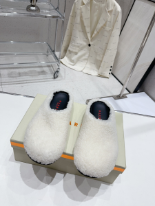 Marni Logo Patch White Shearling Fur Fussbett Sabot Flat Slipper Mules Marni Logo Patch White Shearling Fur Fussbett Sabot Flat Slipper Mules