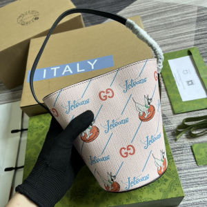 Gucci Kids GG The Jetsons Print Pink Supreme Canvas Bucket Bag Gucci Kids GG The Jetsons Print Pink Supreme Canvas Bucket Bag