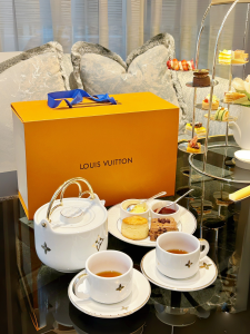 Louis Vuitton Teapot and Teacups Set White Gold Louis Vuitton Teapot and Teacups Set White Gold