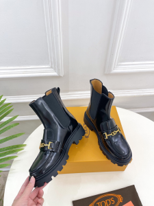 Tods Black Brushed Shiny Leather Chelsea Ankle Boot Chain Tods Black Brushed Shiny Leather Chelsea Ankle Boot Chain