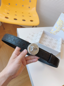 Versace Medusa Biggie Medallion Coin Silver Buckle Black Calfskin Leather Belt 40MM Versace Medusa Biggie Medallion Coin Silver Buckle Black Calfskin Leather Belt 40MM