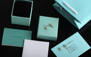 Tiffany Gold Knot Short Earrings