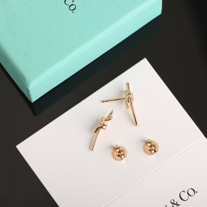 Tiffany Gold Knot Short Earrings