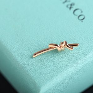 Tiffany Gold Knot Short Earrings