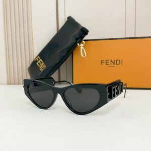 Fendi Logo Eyewear Sunglasses FE40121 Black Fendi Logo Eyewear Sunglasses FE40121 Black