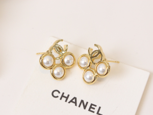 Chanel CC Logo Pearls Earrings