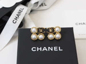Chanel CC Logo Pearls Earrings