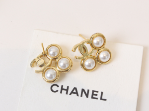 Chanel CC Logo Pearls Earrings