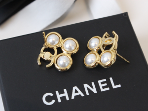 Chanel CC Logo Pearls Earrings