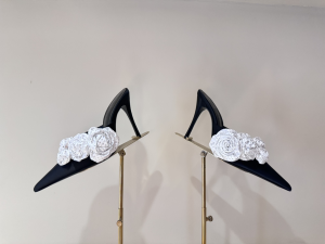 Magda Butrym White Flower Applique Pointed Heeled Mules Black 105MM Magda Butrym White Flower Applique Pointed Heeled Mules Black 105MM