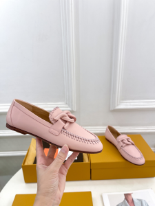 Tods Calf Leather Whipstitch Chain Slip On Loafers Pink Tods Calf Leather Whipstitch Chain Slip On Loafers Pink