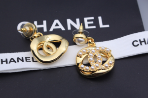 Chanel Pearls CC Logo Earrings Gold