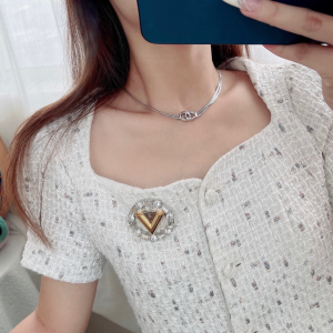 Louis Vuitton V For Crystal Brooch