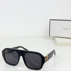 Givenchy 4G Emblem Square Eyewear Sunglasses GV40007U Black Givenchy 4G Emblem Square Eyewear Sunglasses GV40007U Black