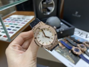 Hublot Classic Fusion Quartz Diamonds Watch Yellow Gold Navy Blue 33MM Hublot Classic Fusion Quartz Diamonds Watch Yellow Gold Navy Blue 33MM