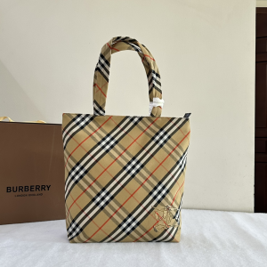 Burberry Classic Equestrian Knight embroidered Shopper Tote Bag Beige Burberry Classic Equestrian Knight embroidered Shopper Tote Bag Beige