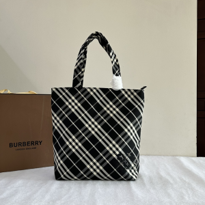 Burberry Classic Equestrian Knight embroidered Shopper Tote Bag Black Burberry Classic Equestrian Knight embroidered Shopper Tote Bag Black
