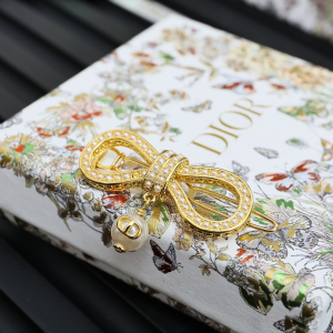 Dior Pearl Bow Charms Hair Clip