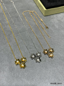 Van Cleef Arpels Frivole 3 Flowers Mini Pendant Necklaces Van Cleef Arpels Frivole 3 Flowers Mini Pendant Necklaces