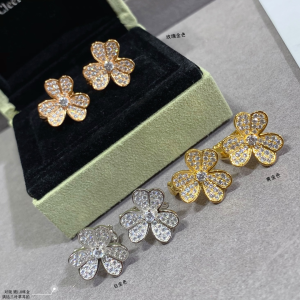 Van Cleef Arpels Frivole 3 Flowers Small Diamonds Earrings Van Cleef Arpels Frivole 3 Flowers Small Diamonds Earrings