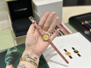 Van Cleef Arpels Perlee Watch 23MM Pink Alligator Leather Strap Van Cleef Arpels Perlee Watch 23MM Pink Alligator Leather Strap