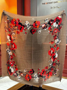 Gucci GG Flora Print Cashmere Silk Shawl Scarf Beige Red Gucci GG Flora Print Cashmere Silk Shawl Scarf Beige Red