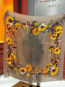 Gucci GG Flora Print Cashmere Silk Shawl Scarf Beige Yellow Gucci GG Flora Print Cashmere Silk Shawl Scarf Beige Yellow