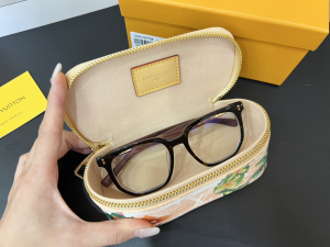 Louis Vuitton Sunglasses Pouch Beige