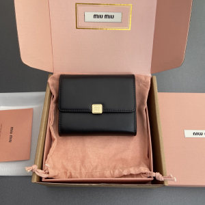 Miu Miu Small Black Leather Wallet with Logo Miu Miu Small Black Leather Wallet with Logo