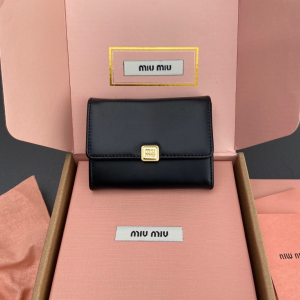 Miu Miu Small Black Leather Wallet with Logo Miu Miu Small Black Leather Wallet with Logo