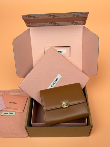 Miu Miu Small Brown Leather Wallet with Logo Miu Miu Small Brown Leather Wallet with Logo