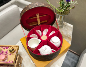 Louis Vuitton Round Tea Box Monogram Canvas Red Louis Vuitton Round Tea Box Monogram Canvas Red