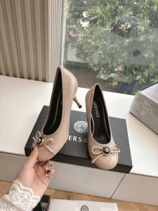 Versace Gianni Ribbon Bowknot Beige Patent Leather High Heeled Pumps Versace Gianni Ribbon Bowknot Beige Patent Leather High Heeled Pumps