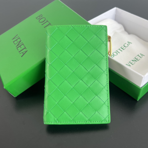 Bottega Veneta Medium Green Intrecciato Bi Fold Zip Wallet Bottega Veneta Medium Green Intrecciato Bi Fold Zip Wallet