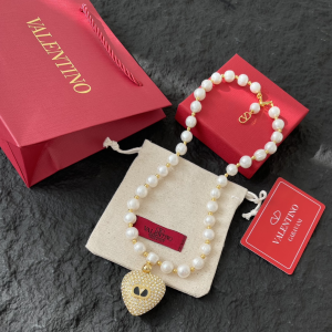 Valentino Crystals Vlogo Heart Pearls Pendant Necklaces Valentino Crystals Vlogo Heart Pearls Pendant Necklaces