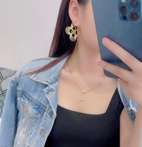 Louis Vuitton LV Breeze Earrings