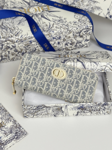 Dior 30 Montaigne Voyageur Slim Wallet Blue Dior Oblique Chambray with Raffia Dior 30 Montaigne Voyageur Slim Wallet Blue Dior Oblique Chambray with Raffia